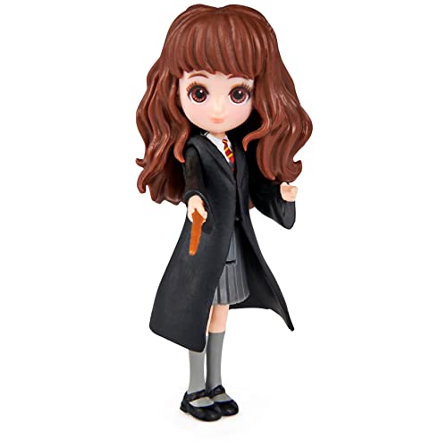 Figura de Ação SPIN MASTER Hermione (Idade Mínima Recomendada: 3 anos) Spin Master - Brinquedos - Hermione, capa gryffindor, varinha, 7.6 cm