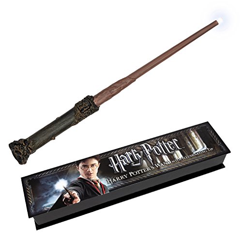 Varinha de Feiticeira NOBLE COLLECTION Harry Potter (Idade Mínima Recomendada: 3 anos) Noble Collection - Armas de brinquedo e acessórios - luz, Harry Potter, caixa de coleção, pilhas AAA