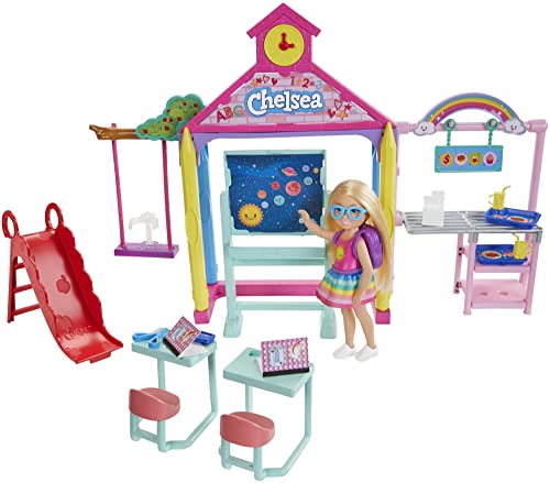 Boneca MATTEL Chelsea Goes Back To School (Idade Mínima Recomendada: 3 anos) Barbie - Conjuntos de brinquedos - escola, mala, acessórios, 29 cm