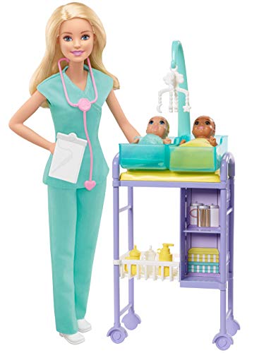 Barbie e Boneca de Brincar da Pediatra (Idade Mínima Recomendada: 3 anos) Mattel - Conjuntos de brinquedos - idade mínima recomendada 3 anos, estetoscópio, carteira médica, acessórios de brincar